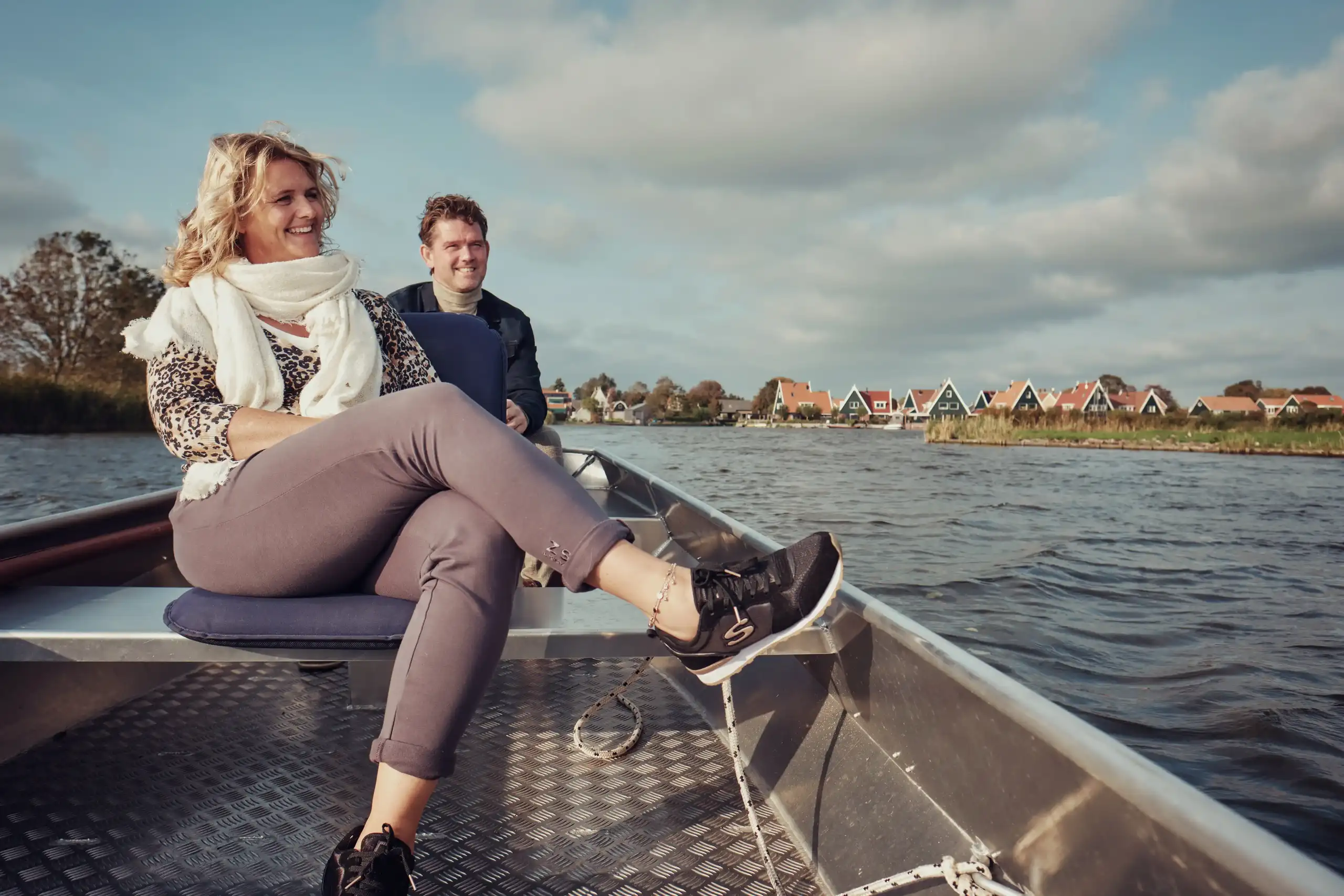 twee personen in een bootje op het water